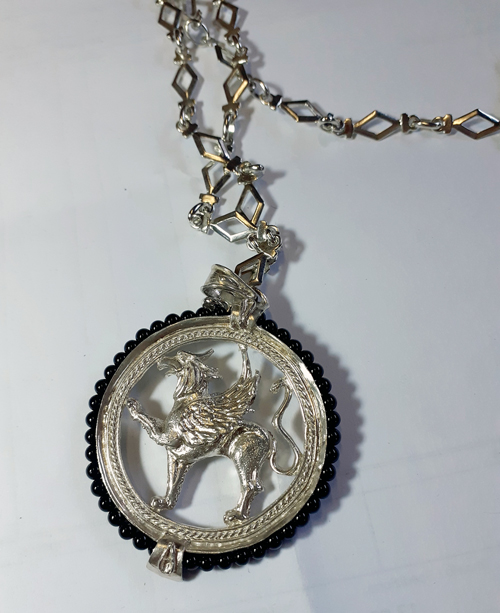 IPPOGRIFO - ciondolo 6,5cm x 4,5cm, catena lunga. Esposto alla Mostra Arcaico e Presente al Castello di Santa Severa - SANTA MARINELLA